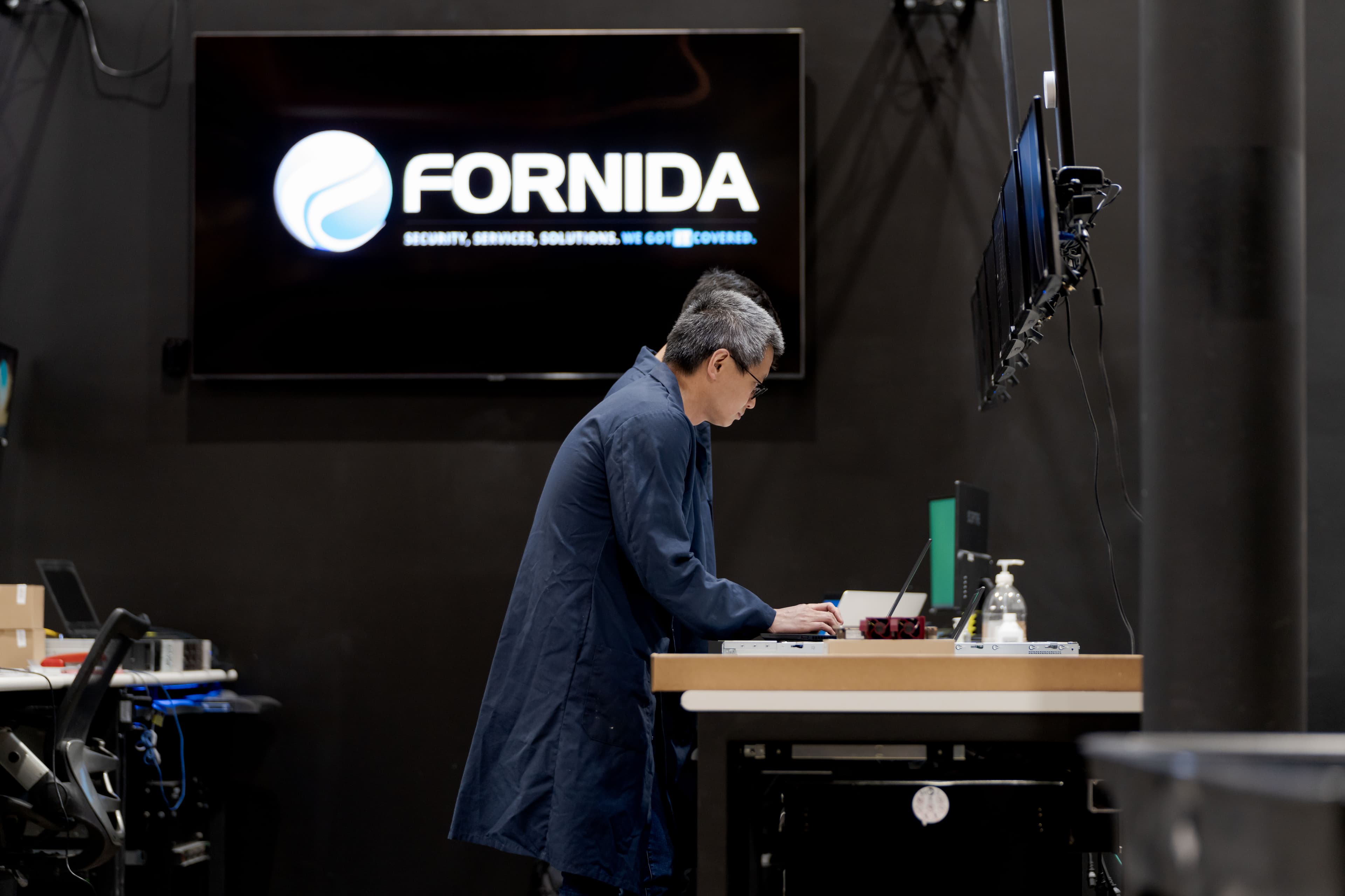 Engineer working at a Fornida-branded configuration station